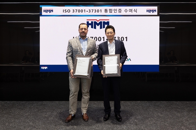 24일 여의도 사옥에서 개최된 ISO 37001, 37301 인증서 수여식에서 최원혁 HMM 대표이사(오른쪽)와 포티스 캄푸리스(MR. Fotis Kampouris) LRQA 아시아·태평양 총괄부사장이 기념사진을 촬영하고 있다. 사진 | HMM 