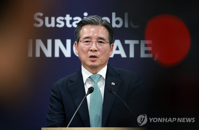  한미가 총 3500억 달러의 대미 투자금 중 2000억 달러를 현금 투자하되 연간 한도를 200억 달러로 제한하기로 합의했다 대통령실 김용범 정책실장이 29일 경북 경주 APEC 미디어센터에서 한미 정상회담 관련 브리핑을 하고 있다.  사진 ㅣ 연합뉴스