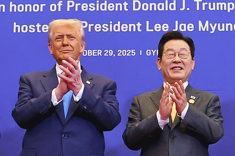 도널드 트럼프 미국 대통령이 한국의 핵추진 잠수함 건조를 승인했다. 그러면서 "한미군사동맹 체제가 강력해졌다"고 말했다. 트럼프 대통령 영접하는 이재명 대통령.  사진 ㅣ 연합뉴스