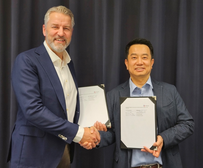 파트너십 체결식에서 기념사진 촬영을 하고있는 정혁성 CJ제일제당 BMS본부장(오른쪽)과 프레드릭 베리에고르 BIQ머티리얼즈 회장. 사진 | CJ제일제당 