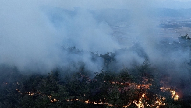 최악의 산불 사망자 26명·헬기 추락사도..."산불 피해 구역 3만㏊ 넘을 것"