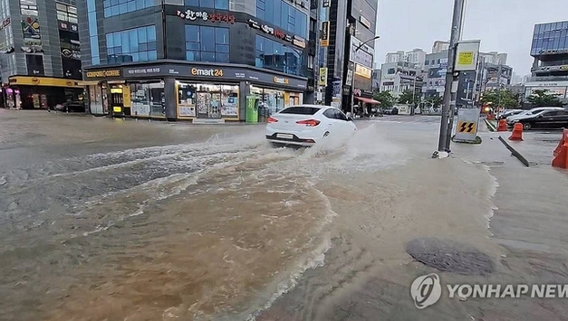 비 오면 일단 감속...폭우 시 안전거리, 보행자 주의