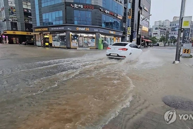 비 오면 일단 감속...폭우 시 안전거리, 보행자 주의