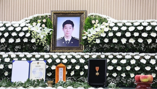 "숭고한 희생 잊지 않겠습니다"...바다 고립 노인에 구명조끼 벗어주고 순직한 해경 이재석 경사