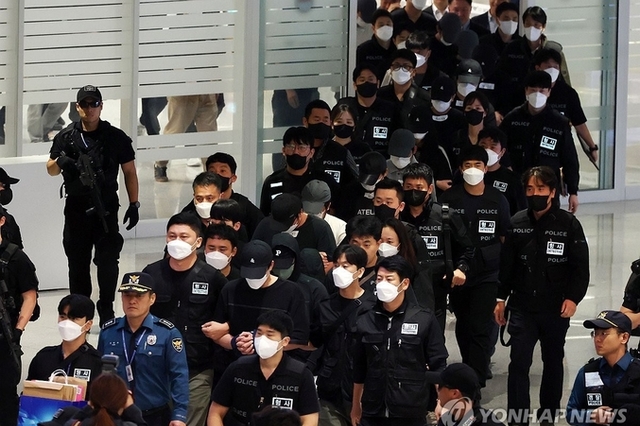 캄보디아서 범죄 혐의자 한국인 64명 강제 송환