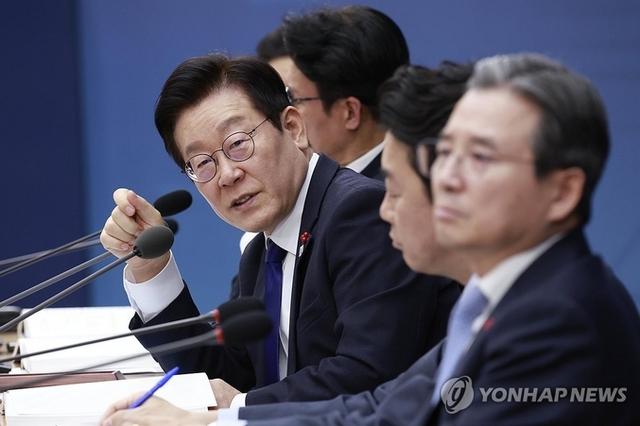 이 대통령 "응급실 뺑뺑이로 사람죽는 현실…대책 별도 보고하라"