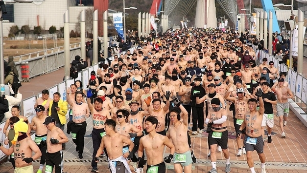 맹추위 속 2026 새해 소원 빌며 맨 몸 마라톤, 차가운 바닷물 속 수영