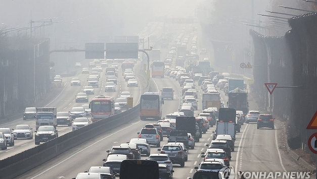 설날 고속도로 귀경길 정체 극심...부산→서울 10시간 이상