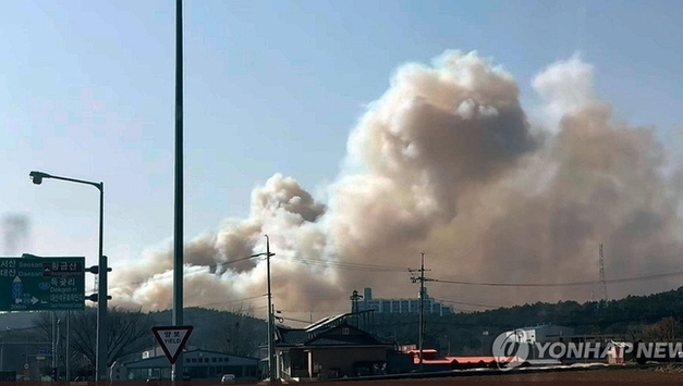 연이어 터진 산불, 충남 서산 석유비축기지 인근서 대형 산불