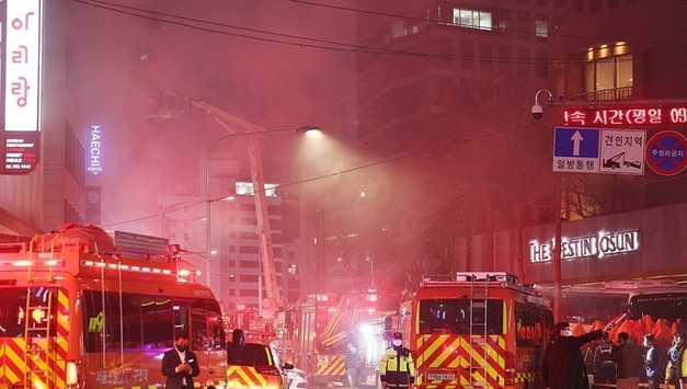 서울 소공동 빌딩 화재...2명 중상, 8명 부상