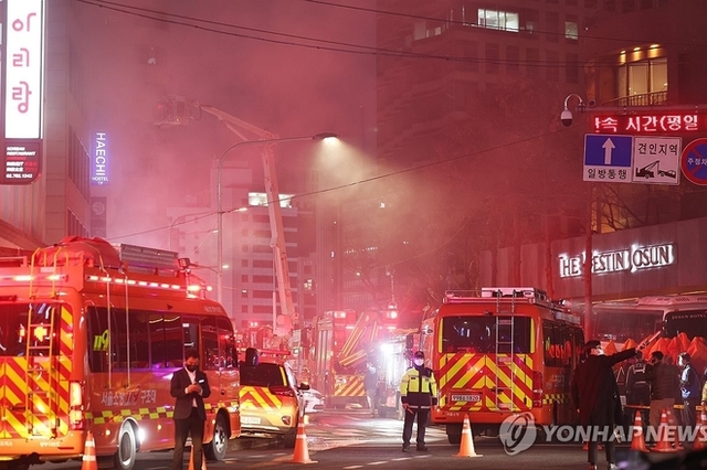 서울 소공동 빌딩 화재...2명 중상, 8명 부상