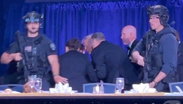 트럼프 참석 백악관 출입기자 만찬장에 무장괴한…행사 중단 ‘아수라장’