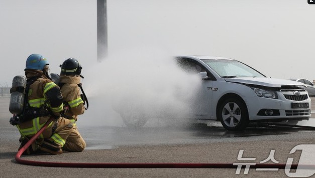 전기차에서 불 나면 가장 먼저 해야 할 것은?