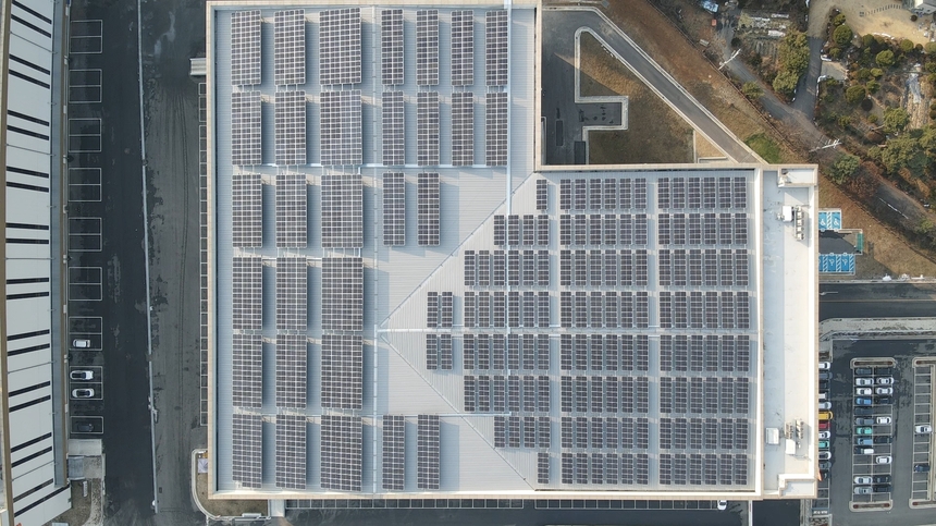 SK네트웍스서비스가 최근 모회사인 SK네트웍스 이천물류센터 지붕에 1MW 규모의 태양광 발전설비를 구축하고 상업운전을 시작했다. 이미지 | SK네트웍스 