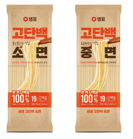 우리 맛 연구 중심 샘표가 우리 몸에 필요한 한 끼 단백질 19g을 담은 쫄깃한 '고단백면' 2종(소면, 중면)을 출시했다. 이미지 | 샘표