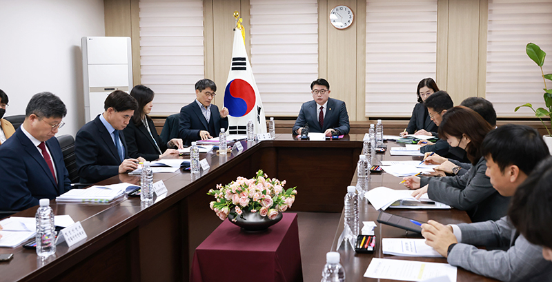 정부가 소득, 건강, 안전 등 사회 위험 요인에 복합적으로 노출된 취약계층을 선제적으로 발굴 지원하기 위해 전담태스크포스팀을 구성한다. 사진 | 교육부