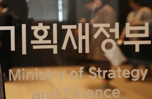 정부가 강진으로 큰 피해를 입는 튀르키예 지진피해 성금 송금절차를 완화하기로 했다. 