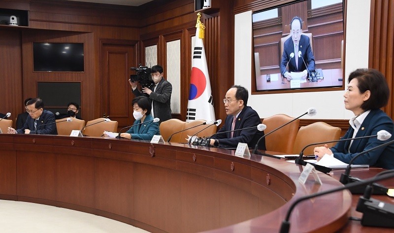 추경호 부총리 겸 기획재정부장관이 “반도체 경기 반등 없으면 당분간 수출 회복 어려울 것"이라고 2일 정부서울청사에서 열린 회의에서 발언하고 있다. 사진 | 기획재정부