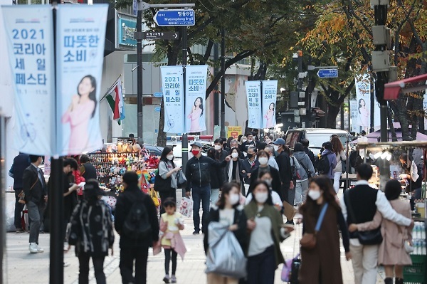 정부가 코로나19에 대한 위기 단계로 '경계' 수준으로 이달 중 하햐조정할 예정이다. 사진 | 문화체육관광부