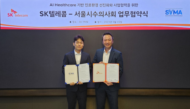 SK텔레콤이 서울시수의사회와 맞손을 잡고, 동물권(動物權)을 개선하기 위해 15일 서울시수의사회와 업무협약(MOU)을 체결한 가운데, 손인혁 SKT 혁신사업담당(왼쪽)과 황정연 서울시수의사회 회장이 기념촬영을 하고 있다. 