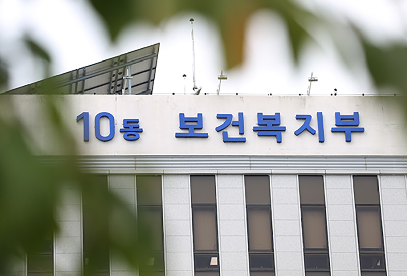 앞으로 성범죄나 강력범죄 등으로 면허가 취소된 의료인은 40시간 이상 교육을 받아야 면허를 다시 받을 수 있게 된다. 사진 | 보건복지부