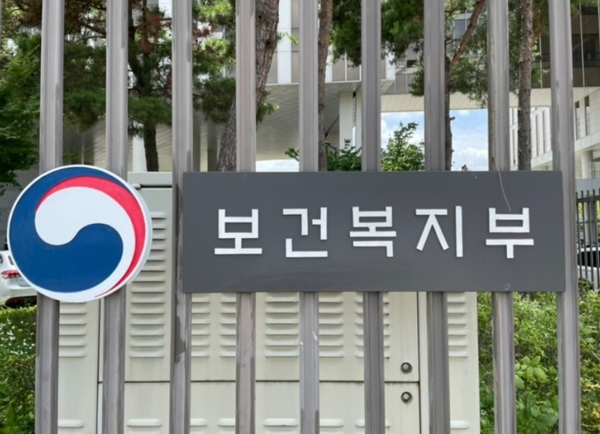간호·간병 통합서비스 강화로 간병비 일(日) 9만원의 부담 비용을 절감토록 할 예정이다. 자료 | 보건복지부