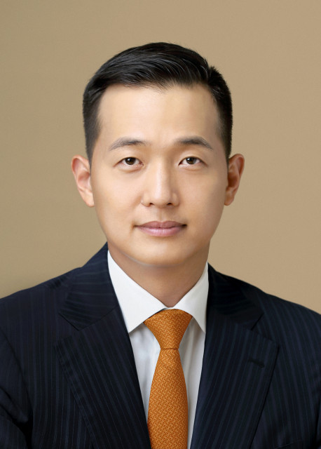 김동관 한화 부회장이 17일 다보스포럼(WEF) 연차총회 세션인 '세계 최초 탈화석연료 선박(The First Fossil-Free Ship on the Water)'에서 한화의 해양 탈탄소 비전을 밝혔다. 사진 | 한화