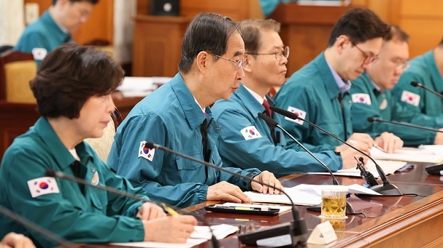 한덕수(왼쪽에서 두 번째) 국무총리가 대학병원 세 번째 집단휴진과 관련 현장을 비운 교수가 극히 적었다고 설명했다. 사진은 13일 열린 중앙재난안전대책본부 회의 모습. 사진 | 국무총리실